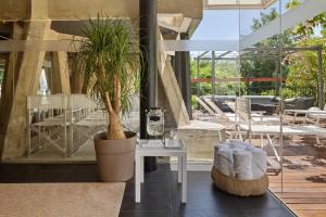 エステーリャにあるHotel Urederの鉢植えの植物とテーブルと椅子が備わる部屋