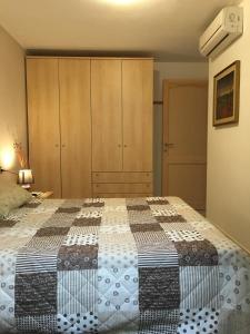 - une chambre avec un lit et une armoire dans l'établissement Castelsardo Romantica, à Castelsardo 24 autres photos