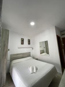Postel nebo postele na pokoji v ubytování Hostal Malia