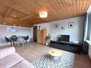a living room with a couch and a table at Ferienwohnung Hinz - Gemütliche Unterkunft für 2 Personen mit modernem Bad in Ellingstedt