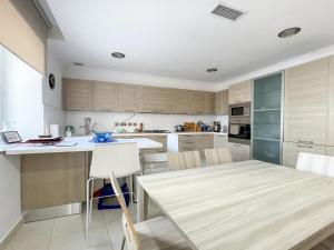 Kuchyň nebo kuchyňský kout v ubytování Sliema Apt - Leisure & Live