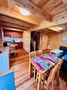 a dining room with a table and chairs in a cabin at Domki letniskowe Azalia in Ustronie Morskie