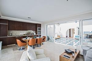 Χώρος καθιστικού στο Villa Fig Tree Bay Seafront, Luxury 5Bdr Seafront Protaras