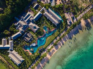 功孟海滩Sofitel Krabi Phokeethra Golf and Spa Resort的海边度假村的鸟瞰图