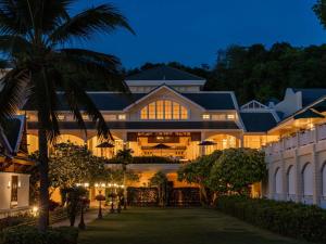 功孟海滩Sofitel Krabi Phokeethra Golf and Spa Resort的夜间享有度假村的外部景色