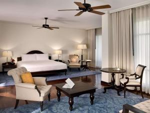 Sofitel Krabi Phokeethra Golf and Spa Resort客房内的一张或多张床位