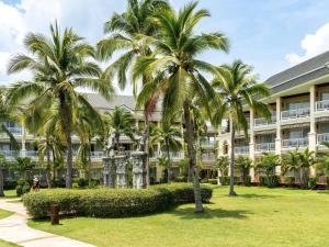 Sofitel Krabi Phokeethra Golf and Spa Resort外面的花园