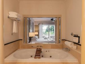 Sofitel Krabi Phokeethra Golf and Spa Resort的一间浴室