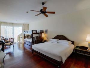 Sofitel Krabi Phokeethra Golf and Spa Resort客房内的一张或多张床位