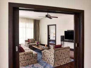 Sofitel Krabi Phokeethra Golf and Spa Resort的电视和/或娱乐中心