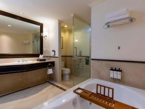 Sofitel Krabi Phokeethra Golf and Spa Resort的一间浴室