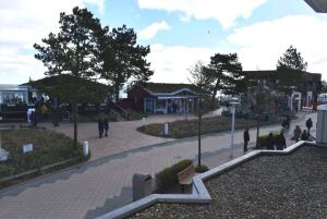 沙博伊茨Residenz Ostseestrand Ferienwohnung Nr 08的一群人沿着人行道走下