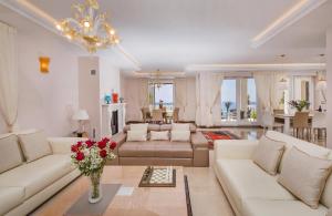 Ein Sitzbereich in der Unterkunft Beautiful Dubrovnik Villa 5 Bedrooms Villa Gold Dubrovnik Stylish Furnishings Wonderful Sea Views Orasac