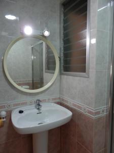a bathroom with a sink and a mirror at Apartamento funcional y acogedor in L'Ametlla de Mar