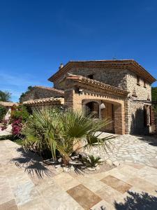 LarnasにあるVilla Masada location saisonnière Ardèche-Provençaleのレンガ造りの家