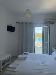 A bed or beds in a room at Agnàntema Portside Stays Skiathos Még 37 kép