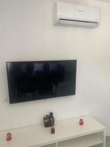 Μια τηλεόραση ή/και κέντρο ψυχαγωγίας στο Nuevos Apartamentos Leon38