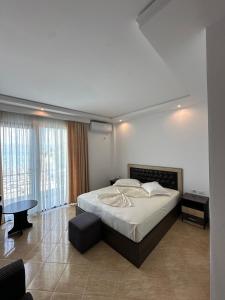 Rúm í herbergi á Hotel Zverneci