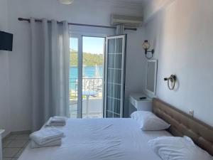 A bed or beds in a room at Agnàntema Portside Stays Skiathos