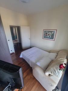 TV a/nebo společenská místnost v ubytování Alisea - Camere in villa con Piscina e parcheggio gratuito