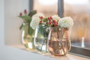 a vase with flowers in it sitting on a shelf at Ferienhaus Daheim in Sankt Peter