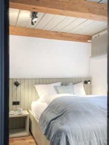 a bedroom with a bed and a wooden ceiling at Ferienwohnung 1, Schlaf-Gut-Johannis, Flensburg in Flensburg