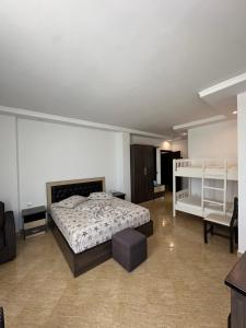 Rúm í herbergi á Hotel Zverneci