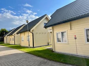 a row of houses in a row at Domki letniskowe Azalia in Ustronie Morskie
