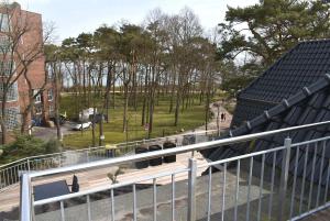 Seepassage Ferienwohnung Nr 06 في تيميندورفير ستراند: اطلالة على حديقة من اعلى المبنى