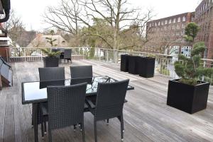 Seepassage Ferienwohnung Nr 06 في تيميندورفير ستراند: فناء على طاولة وكراسي على سطح خشبي +26 صورة