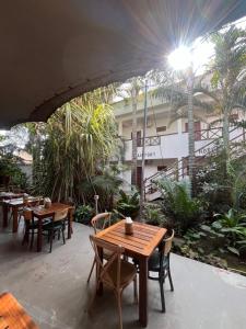 Κήπος έξω από το 27 Cafe Zanzibar Airport Hotel