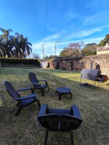un gruppo di sedie e un grill in un cortile di Duplex Reencuentro a Mercedes