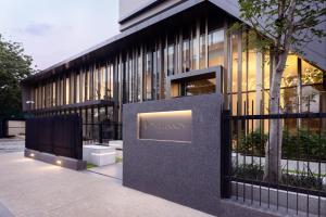 un edificio con un cartello davanti di Sky View Condo at Lennox a Trofwi