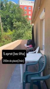 un patio con tavolo e sedie su un balcone di Apartman Drazen Rafailovici a Rafailovici