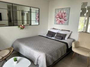 Katil atau katil-katil dalam bilik di Beach House - 2m from beach