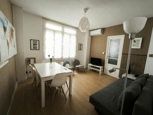 TV a/nebo společenská místnost v ubytování FLORIT FLATS - The Ausias March Apartment