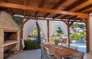 Fotografia z galérie ubytovania Stunning Brac Villa 5 Bedrooms Villa Infinite Stunning Sea Views Seafront Location Sutivan v Sutivane