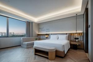 Letto o letti in una camera di EVEN Hotel Yining
