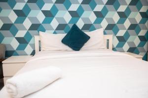 Letto o letti in una camera di Sky View Condo at Lennox