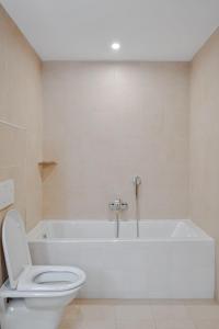 Doubletree By Hilton Addis Ababa Airport的一间浴室