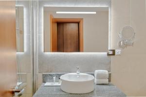 Doubletree By Hilton Addis Ababa Airport的一间浴室