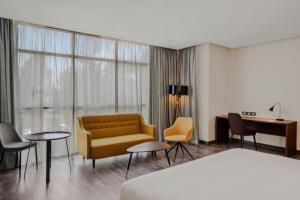 Doubletree By Hilton Addis Ababa Airport的休息区