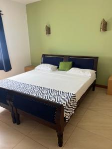 Ένα ή περισσότερα κρεβάτια σε δωμάτιο στο 27 Cafe Zanzibar Airport Hotel