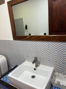 Ένα μπάνιο στο 27 Cafe Zanzibar Airport Hotel