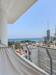 un balcón con vista a un edificio en Sea View City Beach Apartment, en Lárnaca