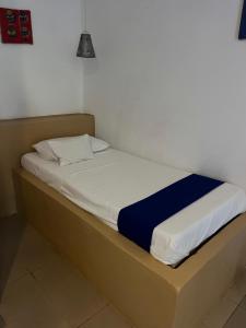 Ένα ή περισσότερα κρεβάτια σε δωμάτιο στο 27 Cafe Zanzibar Airport Hotel