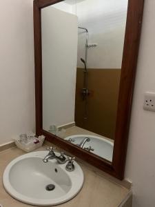 Ένα μπάνιο στο 27 Cafe Zanzibar Airport Hotel