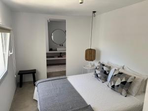 A bed or beds in a room at Casa Trece