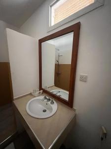 Ένα μπάνιο στο 27 Cafe Zanzibar Airport Hotel