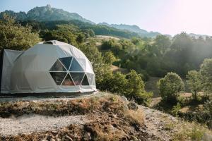 Gornje LipovoUrsa Camp的山边的帐篷